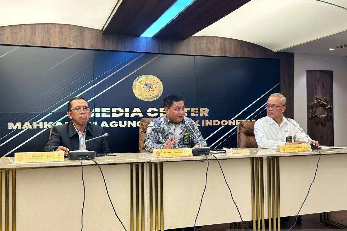 (Ki-ka) Kepala Badan Pengawasan MA Muh. Djauhar Setyadi, Juru Bicara MA Heru Pramono, dan Kepala Biro Hukum dan Humas MA Andi Julia Cakrawala dalam konferensi pers di MA, Jakarta, Senin (12/10/2026). - dok Antara