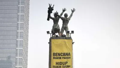 Greenpeace Bentangkan Spanduk di Bundaran HI Soroti Karhutla